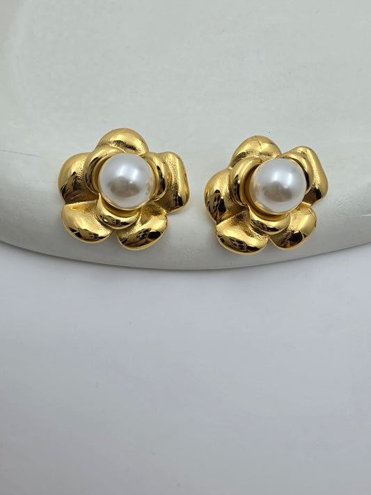Floral pearl studs